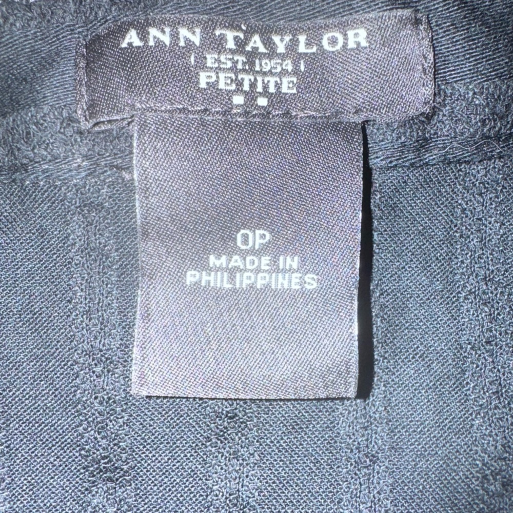 Ann Taylor Petite Textured Black Short Sleeve Button-Down Shirt, Size 0P - Picture 10 of 11